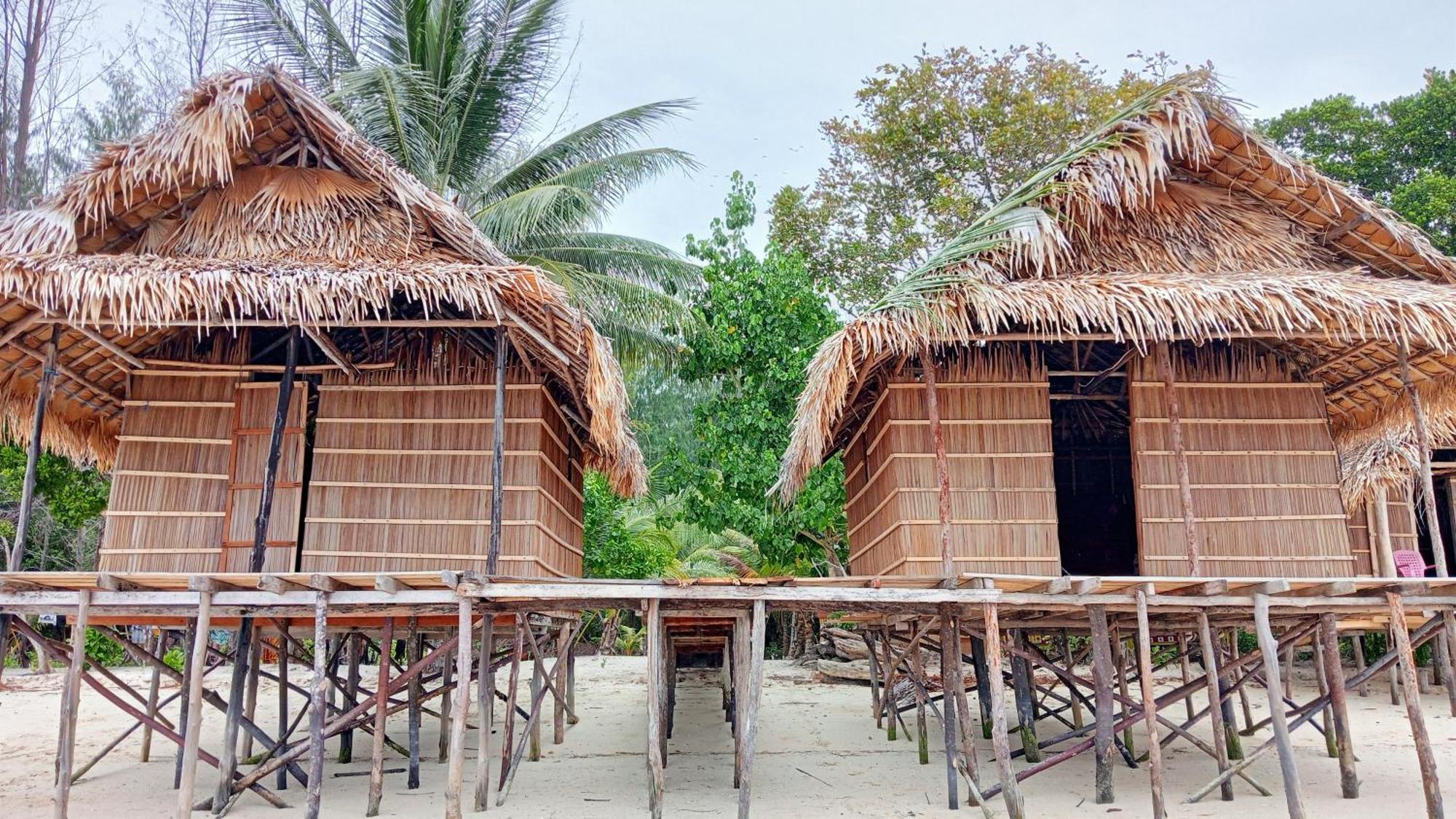 Coco Huts Guest House Waisai المظهر الخارجي الصورة