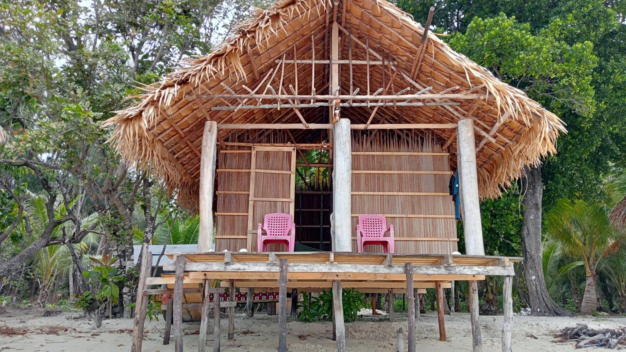 Coco Huts Guest House Waisai الغرفة الصورة