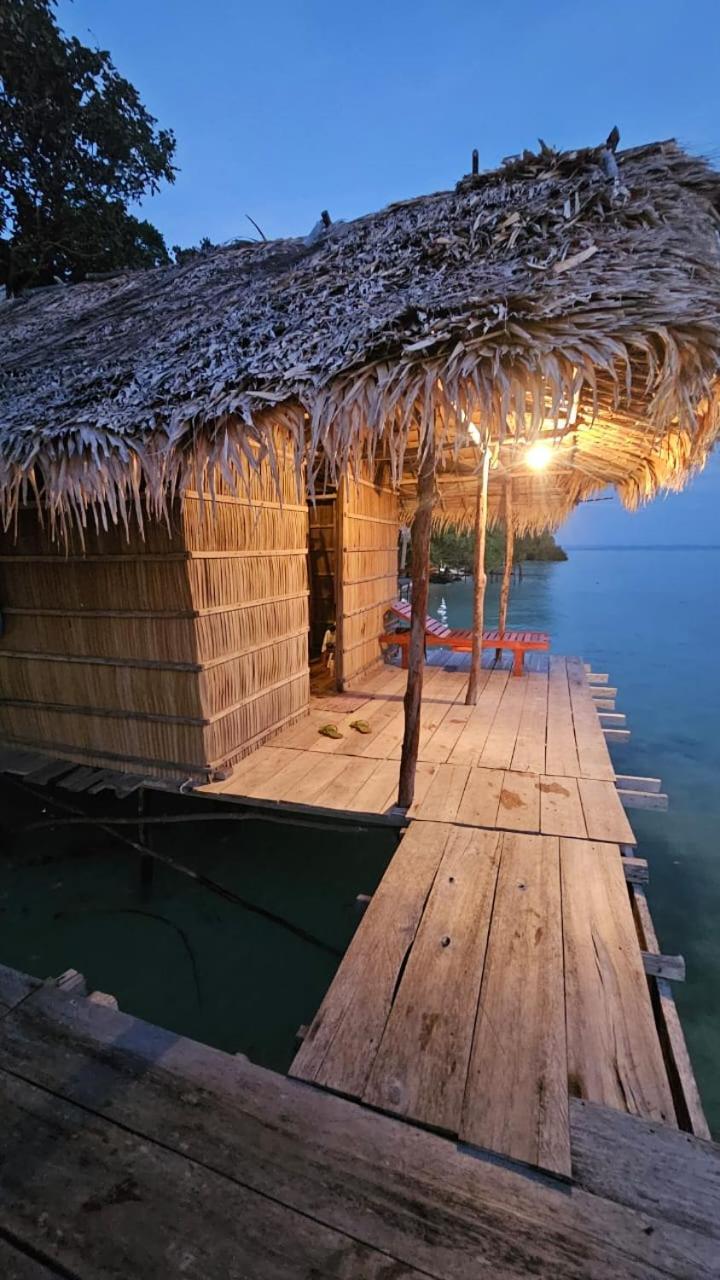Coco Huts Guest House Waisai المظهر الخارجي الصورة
